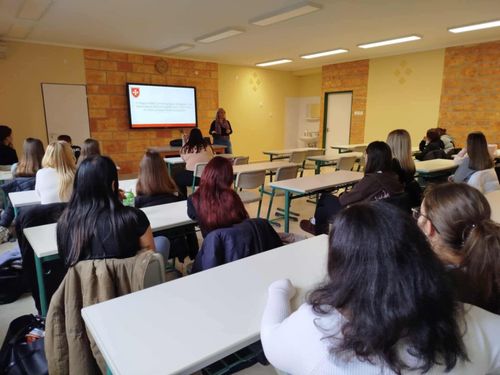 A veszprémi Befogadás Házának intézményvezetője tartott előadást iskolánkban